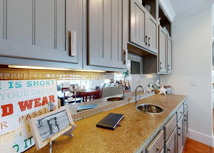Delightful Escape With Direct Access Wifi Furnished Deck & Full Kitchen