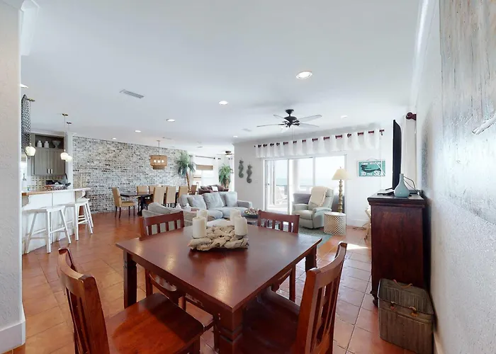 Delightful Escape With Direct Access Wifi Furnished Deck & Full Kitchen Holiday home