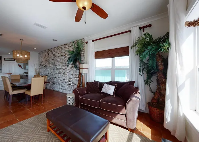 Holiday home Delightful Escape With Direct Access Wifi Furnished Deck & Full Kitchen