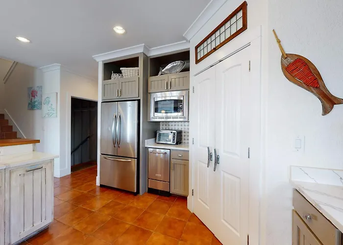 Delightful Escape With Direct Access Wifi Furnished Deck & Full Kitchen *