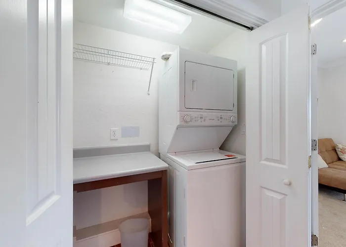 Holiday home Delightful Escape With Direct Access Wifi Furnished Deck & Full Kitchen