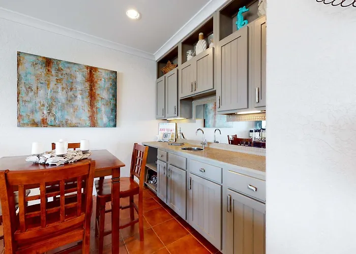 Holiday home Delightful Escape With Direct Access Wifi Furnished Deck & Full Kitchen *