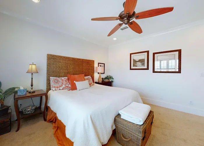 Holiday home Delightful Escape With Direct Access Wifi Furnished Deck & Full Kitchen *