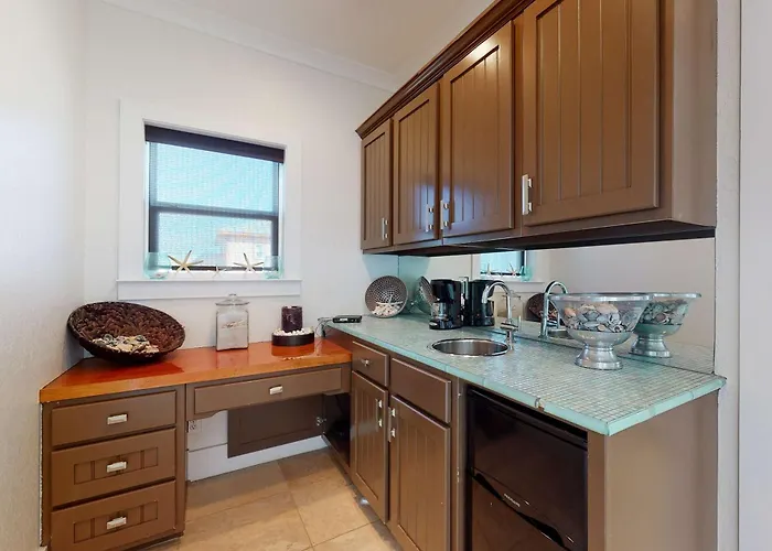 Holiday home Delightful Escape With Direct Access Wifi Furnished Deck & Full Kitchen
