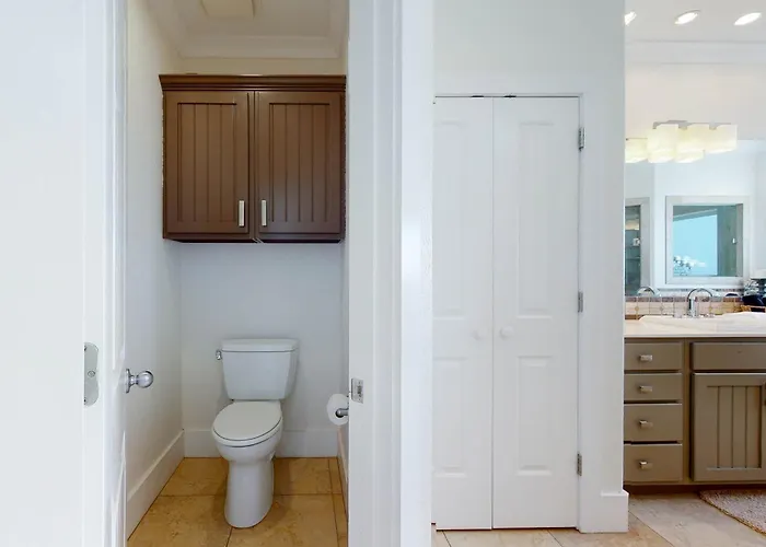 Holiday home Delightful Escape With Direct Access Wifi Furnished Deck & Full Kitchen