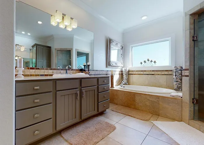 Delightful Escape With Direct Access Wifi Furnished Deck & Full Kitchen