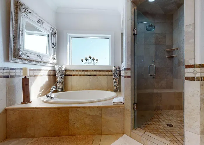 Holiday home Delightful Escape With Direct Access Wifi Furnished Deck & Full Kitchen *