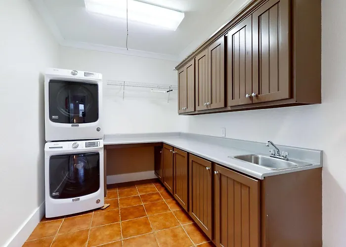 Holiday home Delightful Escape With Direct Access Wifi Furnished Deck & Full Kitchen *