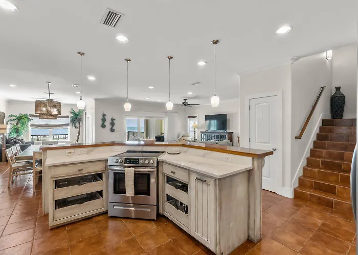 Delightful Escape With Direct Access Wifi Furnished Deck & Full Kitchen