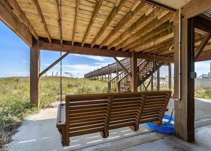 Holiday home Delightful Escape With Direct Access Wifi Furnished Deck & Full Kitchen *