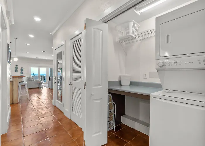 Delightful Escape With Direct Access Wifi Furnished Deck & Full Kitchen