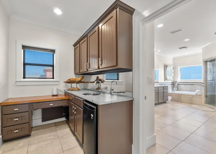 Delightful Escape With Direct Access Wifi Furnished Deck & Full Kitchen