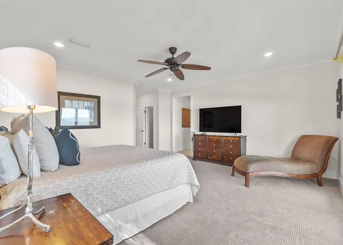 Delightful Escape With Direct Access Wifi Furnished Deck & Full Kitchen *