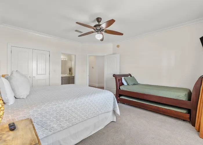 Holiday home Delightful Escape With Direct Access Wifi Furnished Deck & Full Kitchen