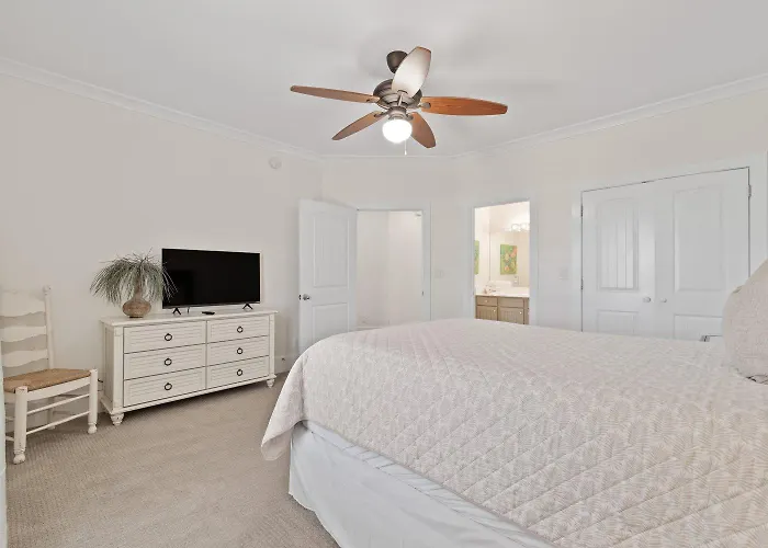 Delightful Escape With Direct Access Wifi Furnished Deck & Full Kitchen